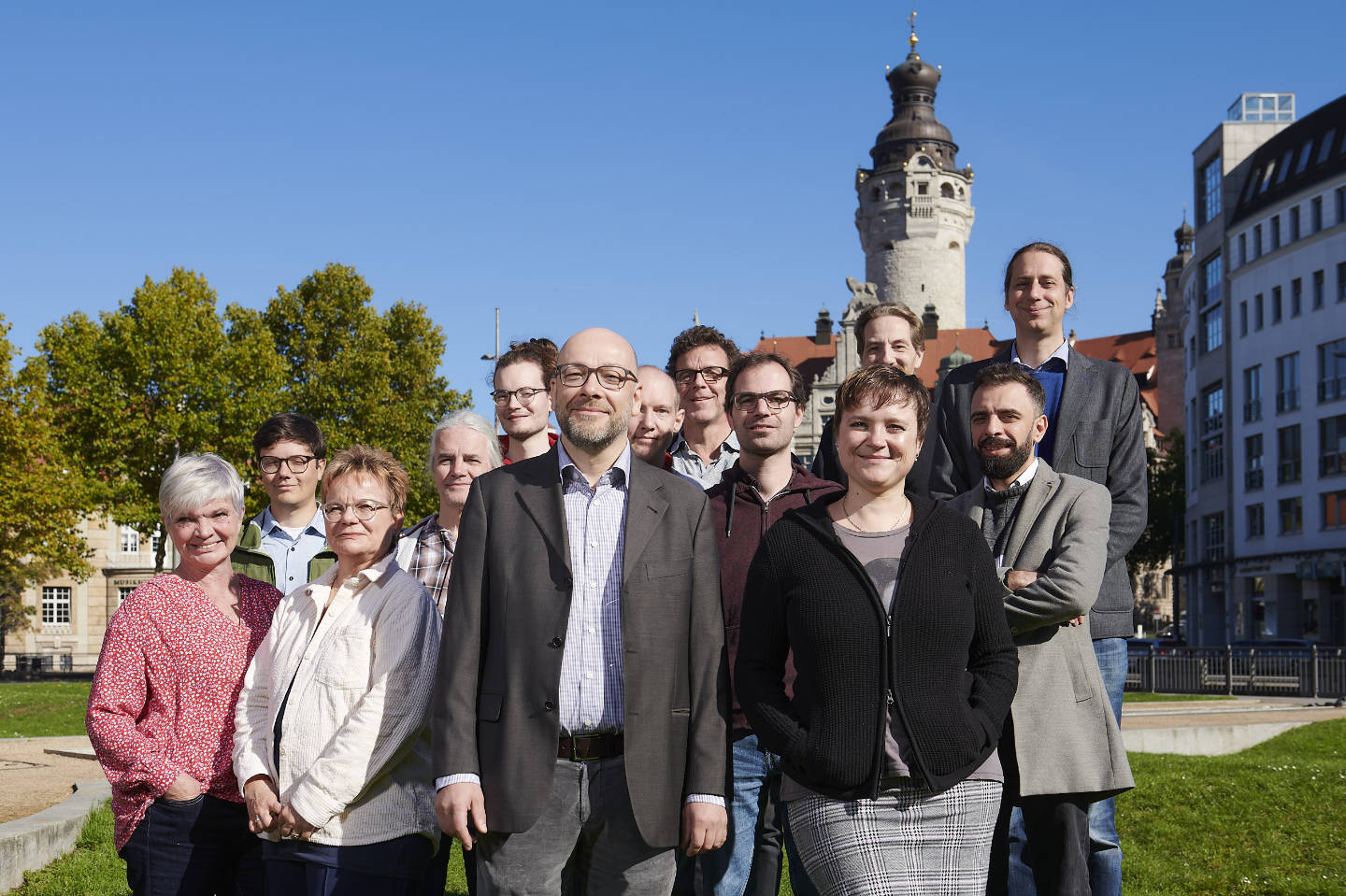Team von Computer Leipzig mit dem Neuen Rathaus im Hintergrund